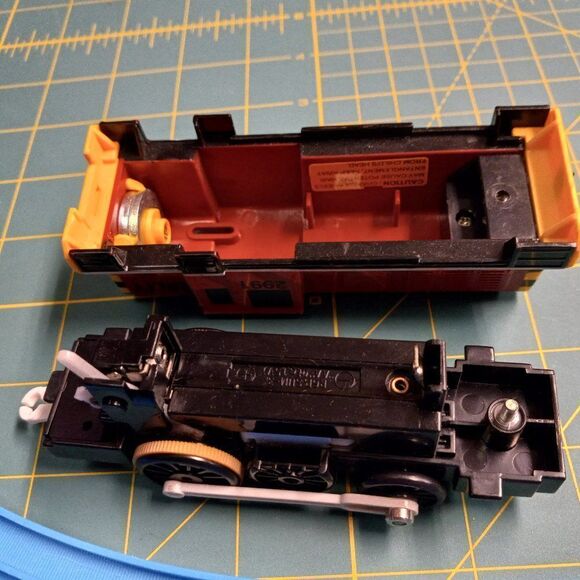 TOMY Engine Salty, Dennis with oil car - Picture 10 of 11